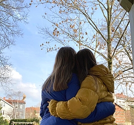 Zwei Frauen umarmt (© KAUSA-Landesstelle Thüringen)