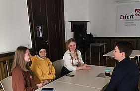 Teilnehmerinnen im Gespräch zum Girls Day (© KAUSA-Landesstelle Thüringen)