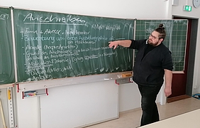 Johannes Seifert informiert rund um die Bewerbung(© KAUSA-Landesstelle Thüringen)