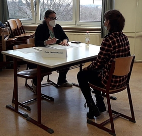 Dr. Marina Hess, Projektverantwortliche Mittelthüringen, im Gespräch mit Schülerin (© KAUSA-Landesstelle Thüringen) 